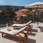 Sol Luxury Near The With Shared Heated Pool شقة