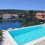 Sol Luxury Near The With Shared Heated Pool *