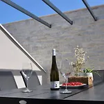 Sol Luxury Near The With Shared Heated Pool Apartment *